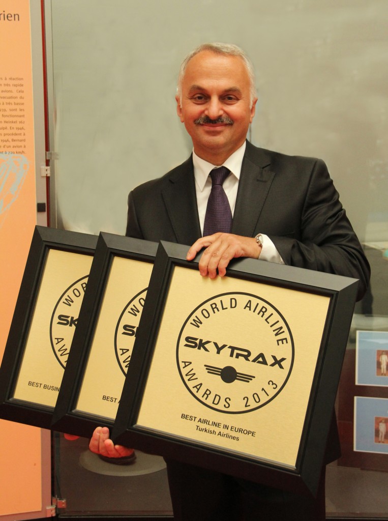 El CEO de TA Temel Kotil con los tres galardones como Mejor Aerolínea de Europa