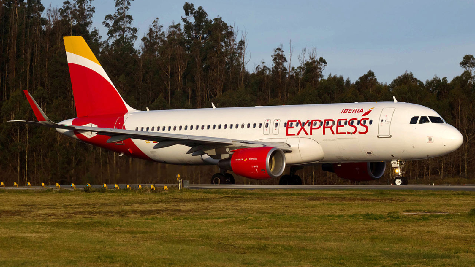 EC-LUS_A320_Iberia_Express_SCQ