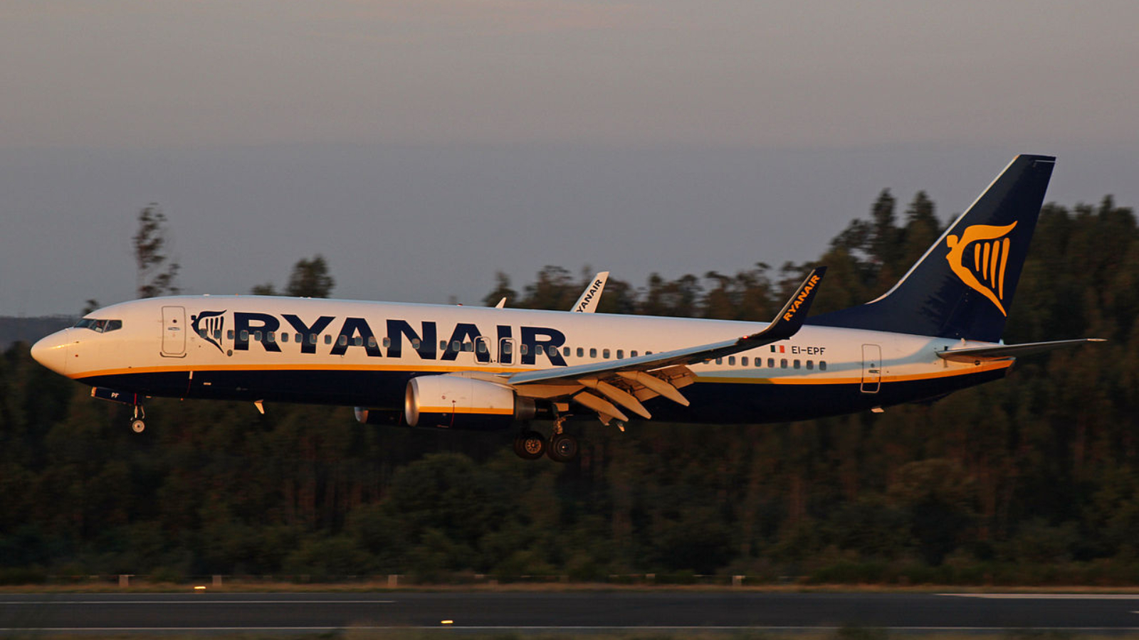 1280px-737_Ryanair_EI-EPF